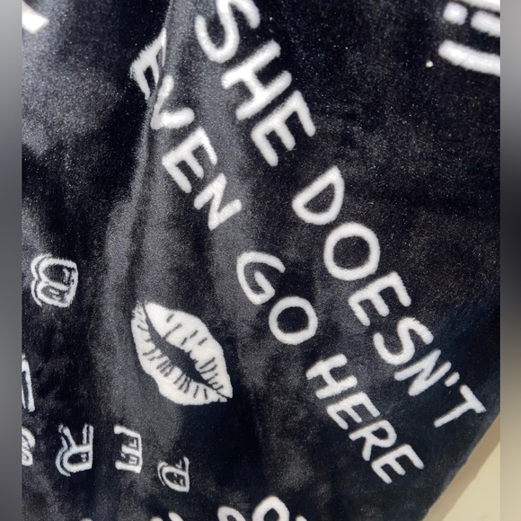 Mean girls blanket throw plush soft NWT - Picture 2 of 3
